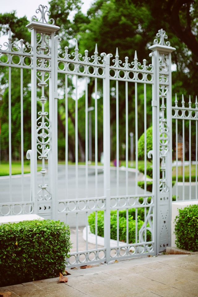 Gate Hardware: What to Check Before Choosing Hinges, Latches, and Gate Accessories