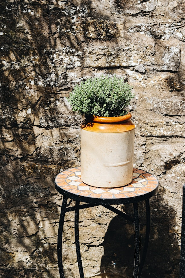 Plant Stands for Small Balconies: Vertical Storage, Wind, Drainage, and Space Planning