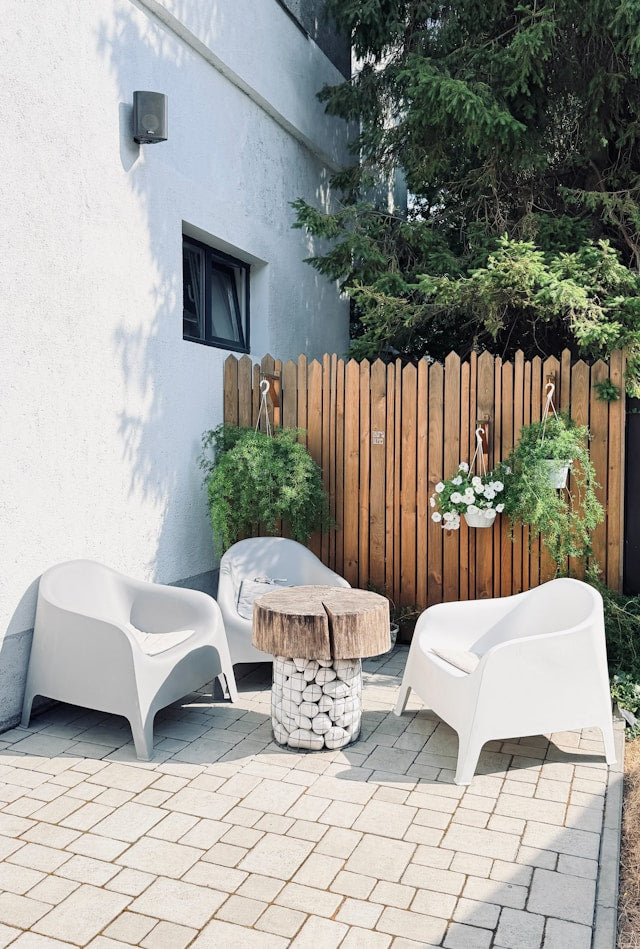 How to Choose Outdoor Furniture Colors for Your Backyard