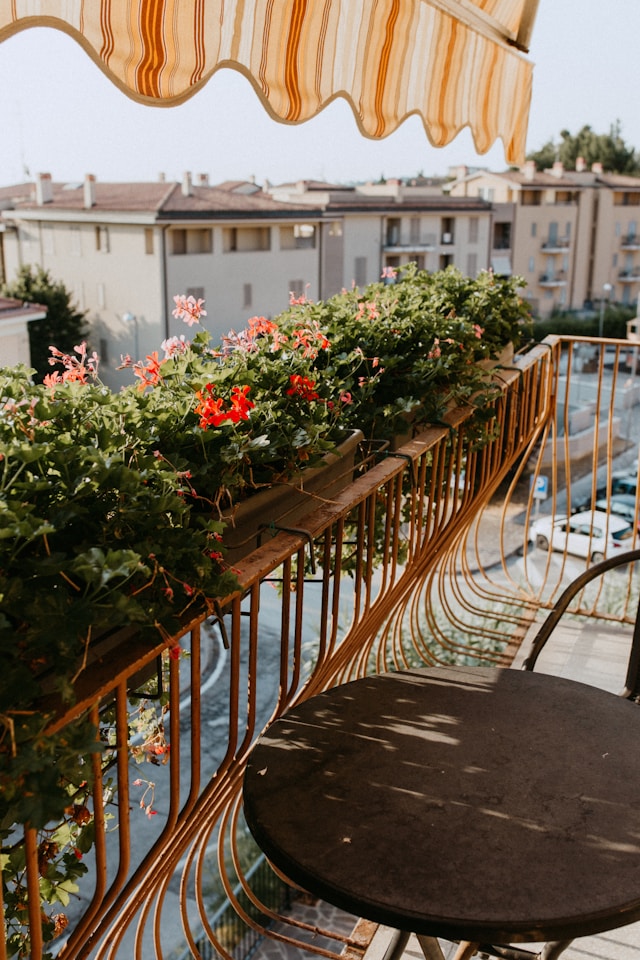 How to Design a Balcony Garden With Outdoor Furniture