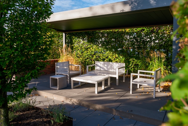How to Design a Comfortable Outdoor Lounge Area