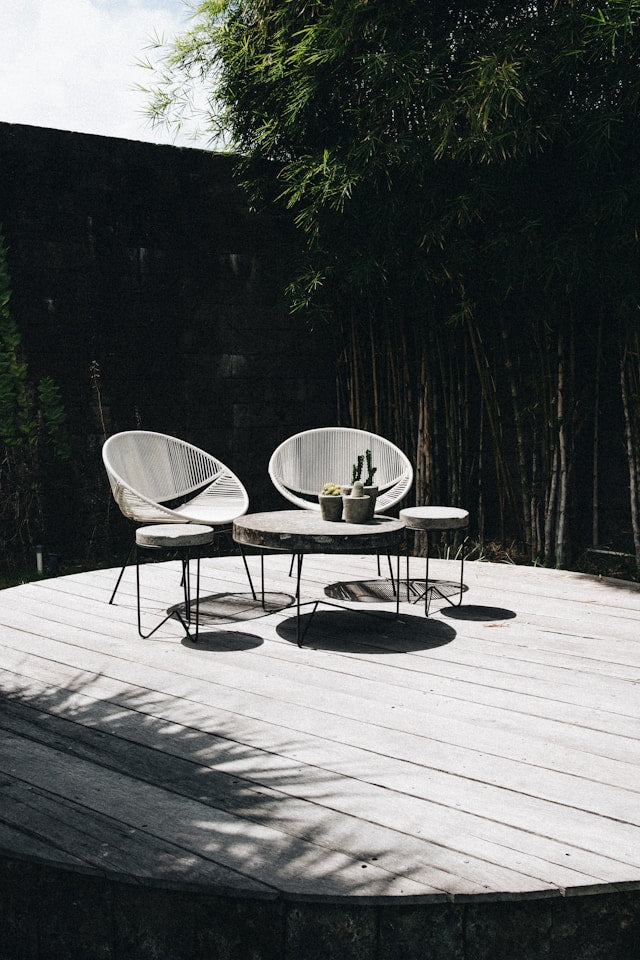 How to Choose Furniture for an Outdoor Conversation Area