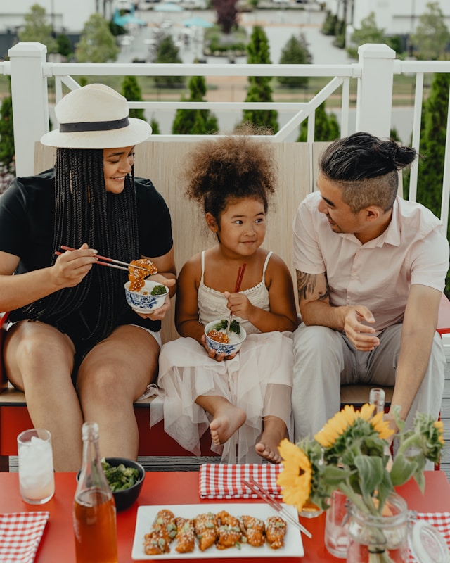 How to Choose an Outdoor Table for Family Meals