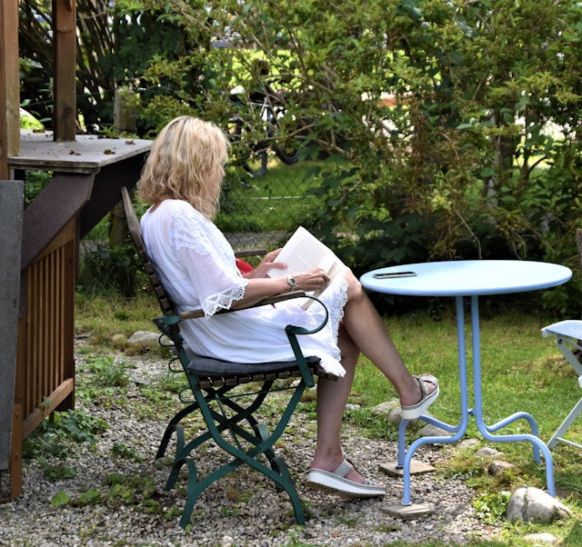 How to Create an Outdoor Space for Reading and Relaxation