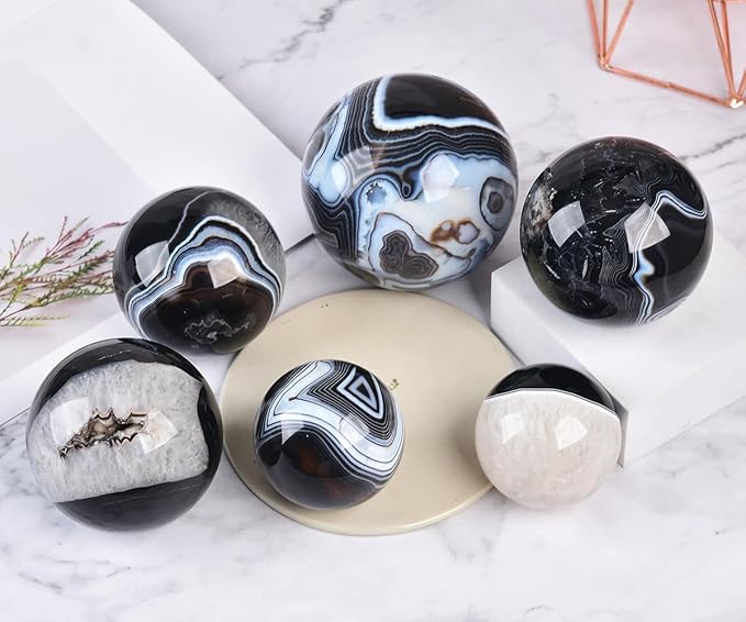 JIC Gem Natural Black Onyx Agate Crystal Ball Round Healing Crystals Decorative Sphere with Wooden Stand Meditation Home Decor 2.3-2.7 inch (60-70mm)
