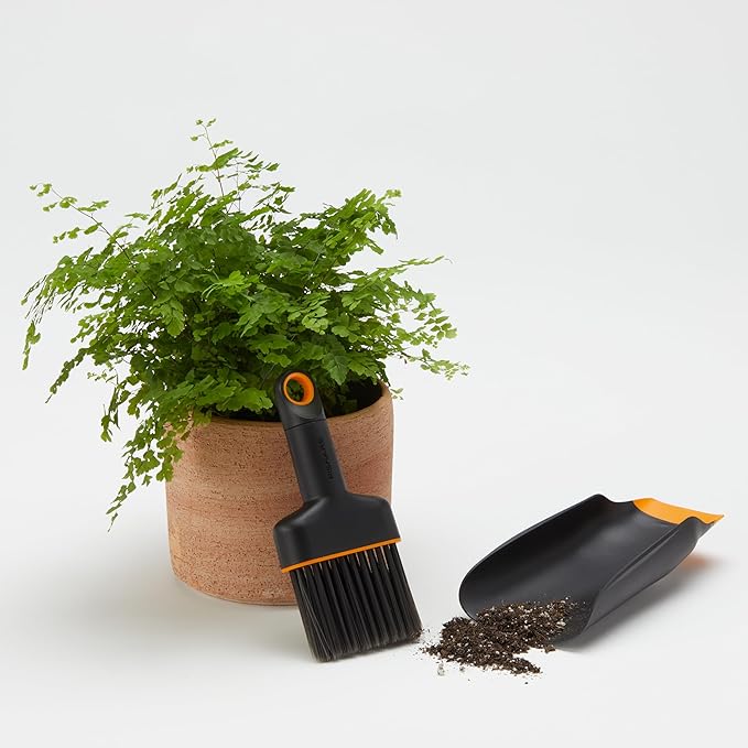 Fiskars Planting Soil Scoop and Brush Set Garden Tool for Indoor Gardening, Mess Control for Transplanting and Repotting, Made with Recycled Plastic